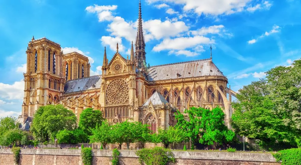 Vista lateral da Catedral de Notre-Dame, em Paris