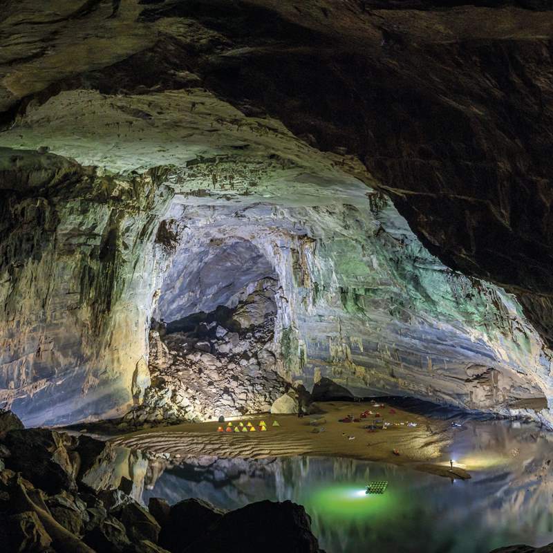 Gruta enorme com lago